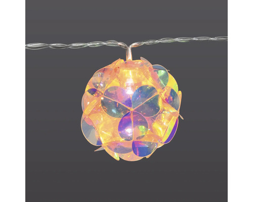 Lichterkette mit kugelförmigen Lampenschirmen