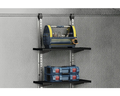 Werkzeugkoffer und Werkzeugkisten auf einem Regalsystem zur Werkstattorganisation