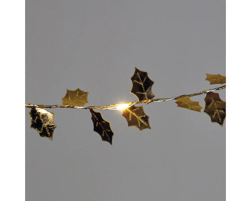 Lichterkette mit Stechpalmenblättern als Dekoration