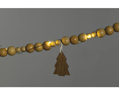 Dekorative Lichterkette mit Holzkugeln und Weihnachtsbaumanhänger aus Holz