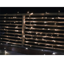 Lichterkette mit herabhängenden Strängen an einem Geländer