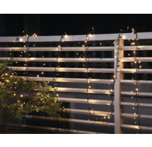 Dekorative Lichterkette an einem Gartenzaun