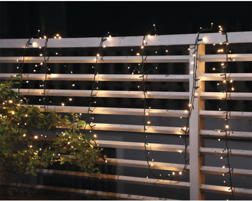 Dekorative Lichterkette an einem Gartenzaun