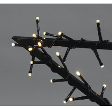Detailaufnahme einer Lichterkette mit warmweißen Lichtern, die um einen Metallrahmen gewickelt ist