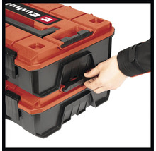 Zwei Werkzeugkoffer von Einhell werden von einer Hand geöffnet.