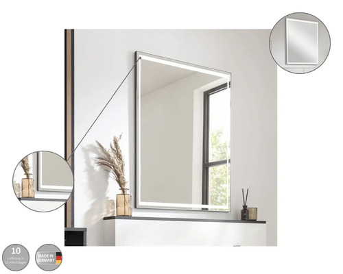 Quadratischer Spiegel mit Beleuchtung im Badezimmer. Produkt hergestellt in Deutschland. Zehn Beleuchtungen in der Arbeitsumgebung.