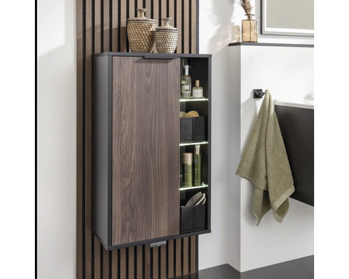 Hängeschrank mit Holzstruktur und seitlichen Regalen im Badezimmer