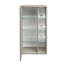 Geöffneter Spiegelschrank mit Glasablagen