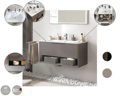 Badezimmer mit Waschbeckenunterschrank in Graubraun mit Handtüchern und Dekoration