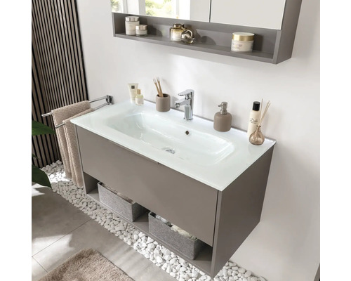 Badezimmer mit Waschtischunterschrank, Waschbecken, Armatur, Handtuchhalter und Ablage