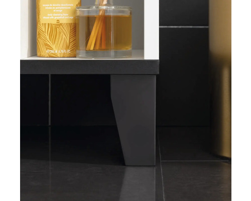 Detailaufnahme eines Badezimmerschranks mit Accessoires