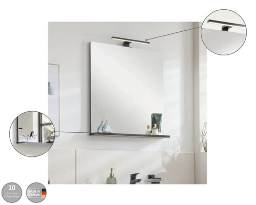 Badezimmer mit Spiegel, Regal, Aufsatzleuchte und dem Siegel Made in Germany