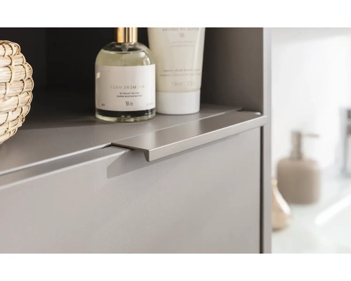 Detailaufnahme eines Badezimmerschranks mit Schublade und eingelassenem Griff