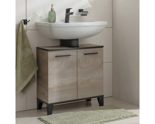 Waschtisch mit Unterschrank, Armatur und Badaccessoires in einem Badezimmer