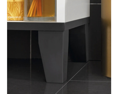 Detailaufnahme der Füße eines Waschtischunterschranks.