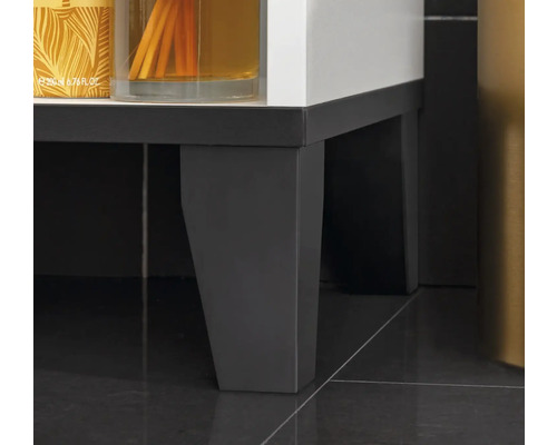 Detailansicht eines Badezimmerschranks mit Füßen