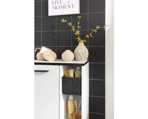 Badezimmer Szene mit Waschtischunterschrank, Dekoration und Badartikeln vor einer gefliesten Wand