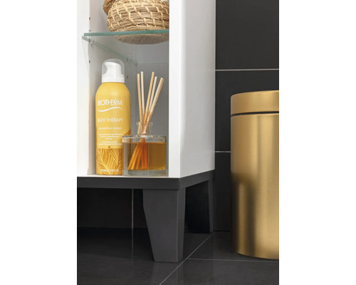Badezimmer-Szene mit Badschrank, Biotherm Badeschaum und Duftstäbchen