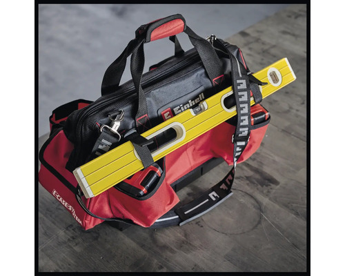 Ein Einhell Werkzeugkoffer mit einer Wasserwaage.