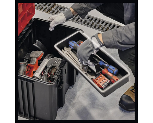 Werkzeugkiste mit Werkzeugen und Zubehör