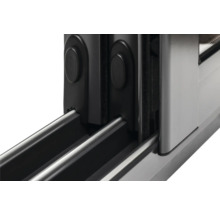Detailaufnahme eines Schiebetürsystems mit Metallschiene
