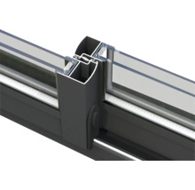 Detailansicht einer Schiebetür mit Aluminiumrahmen und Glaseinsatz