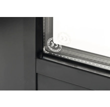 Detailaufnahme eines Fensters mit CE-Kennzeichen, das die Einhaltung der Sicherheitsstandards bestätigt.