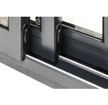 Detailansicht eines Aluminium Schiebefensters mit Griff