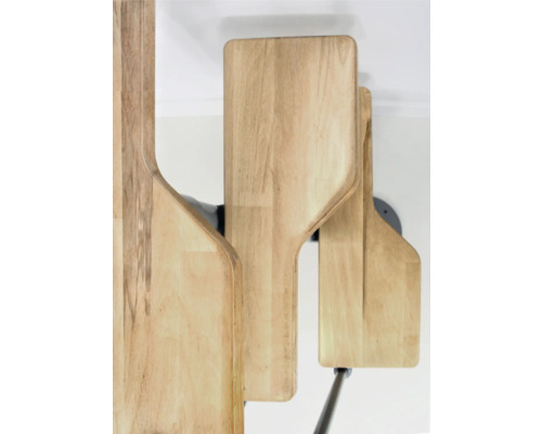 Wandgarderobe mit klappbaren Holzelementen