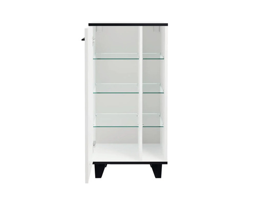 Offener Badezimmerschrank mit Glasablagen