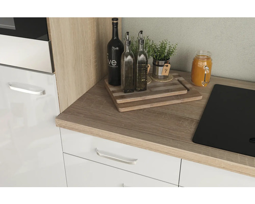 Küchenszene mit Arbeitsplatte, Dekoration und Küchenutensilien