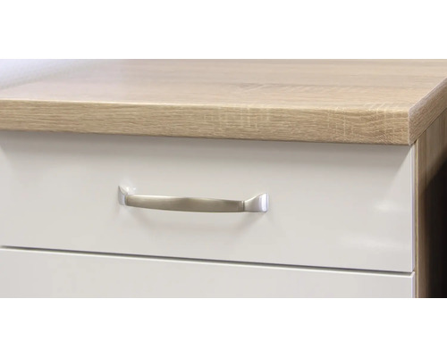 Detailaufnahme eines Schranks mit Schubladen und Griffen