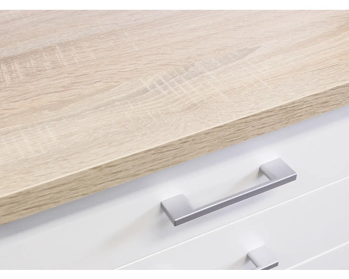 Detailansicht einer Küchenarbeitsplatte mit Holzstruktur und weißen Schubladen mit silberfarbenen Griffen