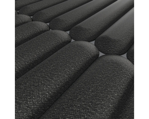 Nahaufnahme einer schwarzen Fußmatte mit Rippenprofil