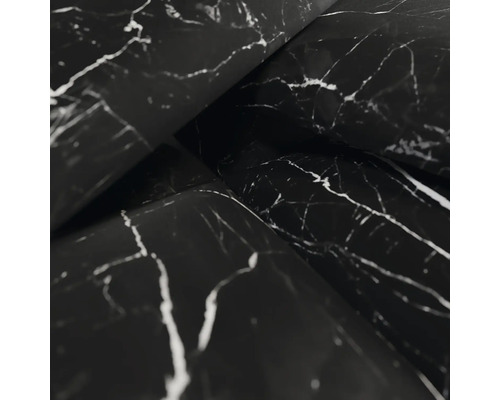 Nahaufnahme von Rollen mit selbstklebender Möbelfolie in Marmoroptik