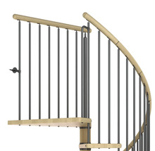 Detailansicht einer Wendeltreppe mit Holzstufen und Metallgeländer