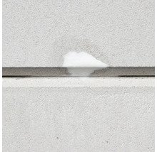 Detailaufnahme einer Porenbetonwand mit Fugenmörtel