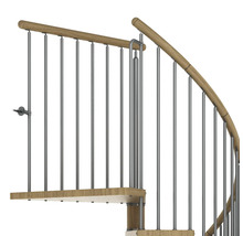 Detail einer Wendeltreppe mit Holzstufen und Geländer aus Metallstäben.