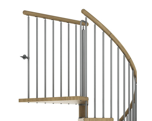Detail einer Wendeltreppe mit Holzstufen und Geländer aus Metallstäben.