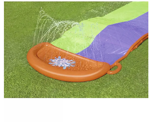 Wassersprinkler für den Garten auf Rasen