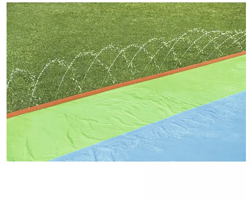 Wasserrutsche im Garten mit Rasen und Sprinkleranlage