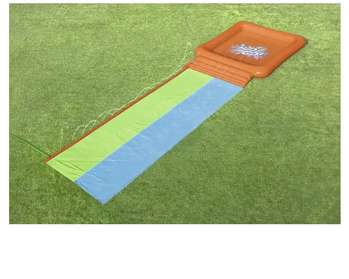 Wassersprinklerbahn auf Rasen