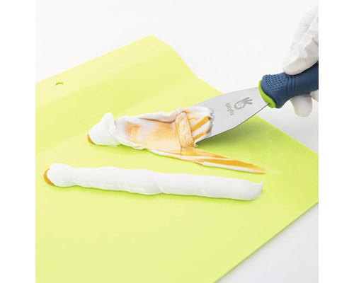 Spachtel mit weißer und brauner Masse auf einer Unterlage