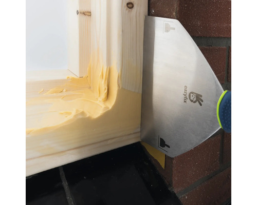 Auftragen von Fugendichtmasse mit einem Spachtel