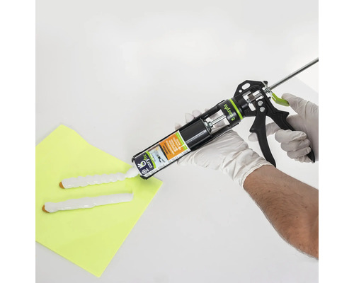 Kartuschenpistole im Einsatz mit einer Person, die Klebstoff aufträgt