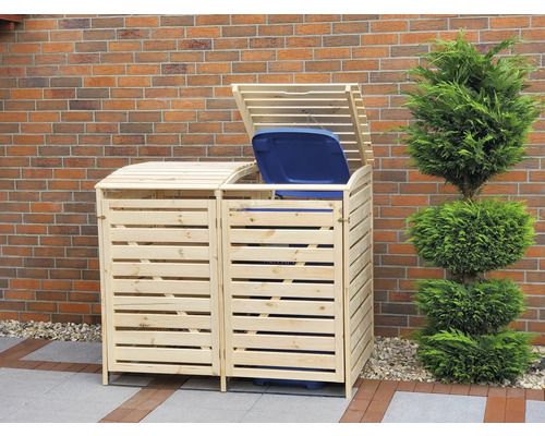 Doppel Mülltonnenbox aus Holz mit geöffnetem Deckel vor einer Backsteinmauer