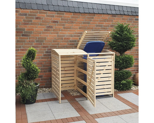 Hölzerne Mülltonnenbox für zwei Mülltonnen im Garten.