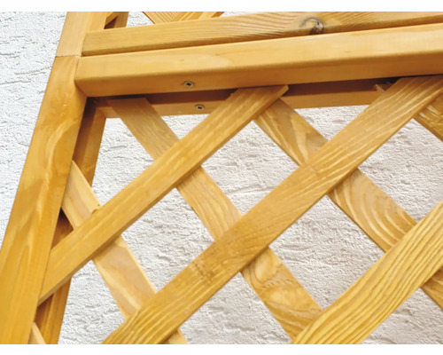 Detailansicht einer hölzernen Rankhilfe mit Gitterstruktur