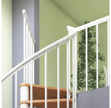 Detailaufnahme einer Wendeltreppe mit Holzstufen und weißem Geländer