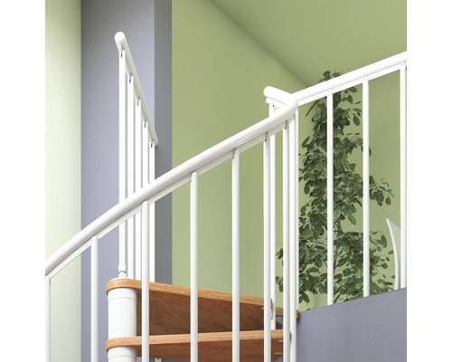 Detailaufnahme einer Wendeltreppe mit Holzstufen und weißem Geländer